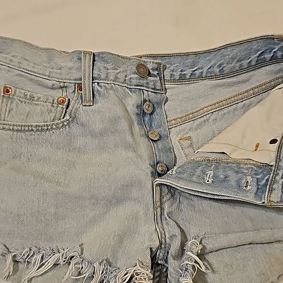 Levis Jean shorts size 26 501s. - Picture 6 of 12